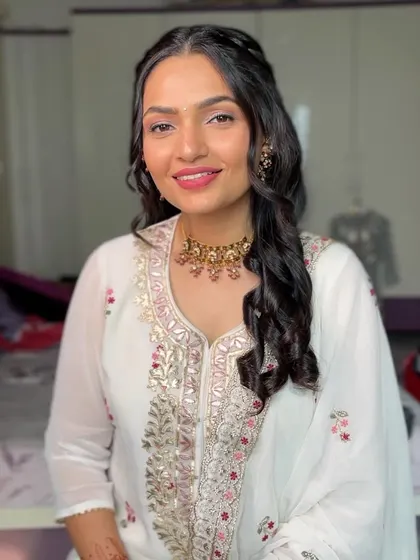 A timeless look for this wedding guest in a classic white suit. I created a soft, minimal makeup look with a pretty pink lip.