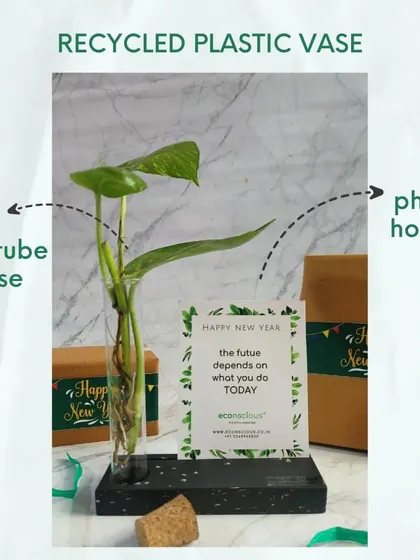 Part of our eco-conscious gift hamper, this recycled plastic photo holder comes with a test tube vase and an inspiring New Year message. It’s a functional piece of decor that promotes sustainability.