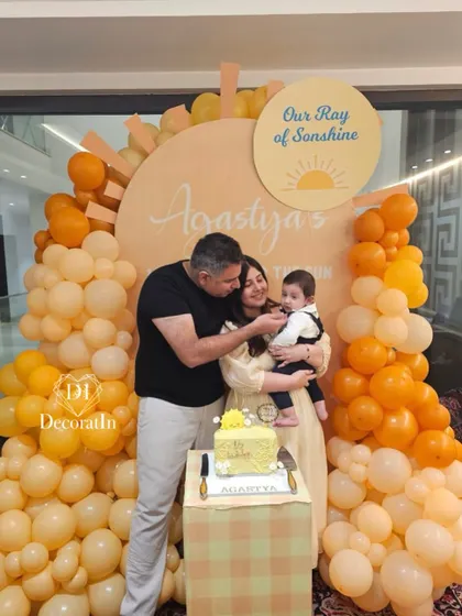 Celebrating six months with our little ray of sunshine. This half-birthday setup uses a warm palette of orange and yellow balloons to create a cheerful and bright backdrop for family photos.