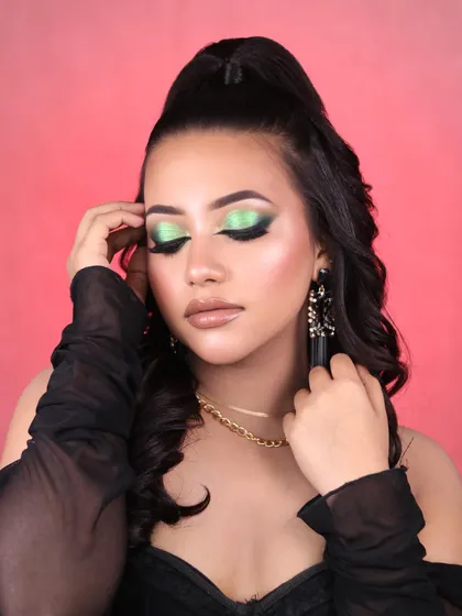 The blend of colors in this eye makeup is simply mesmerizing, perfect for anyone who loves a touch of drama.