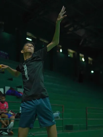 The preparation for a serve, a crucial moment to start the rally on your own terms.