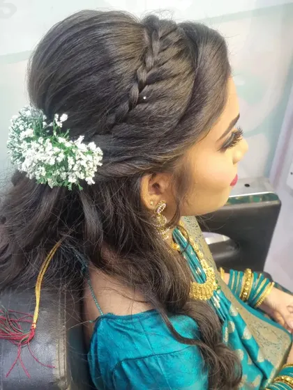 A beautiful and soft engagement hairstyle. I created a half-up, half-down look with a side braid and gentle waves, decorated with baby's breath flowers.