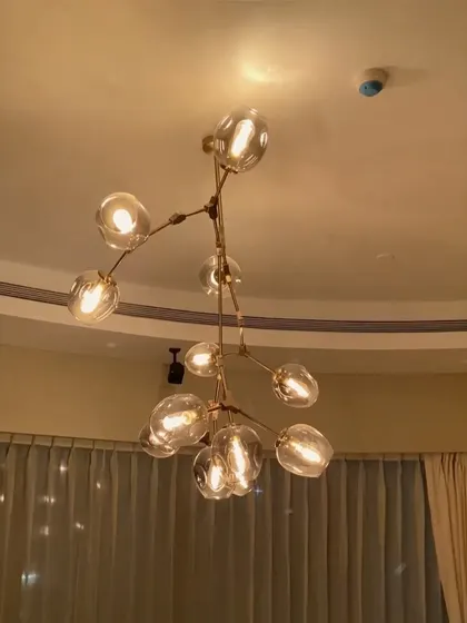 In this World View residence, we focused on creating a minimalistic and simple smart home. The centerpiece is this modern chandelier, whose brightness can be finely tuned to complement the stunning city view, all controlled from a single interface.