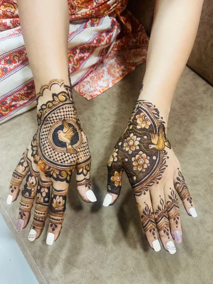 A lovely design with birds and peacocks, perfect for a bridesmaid.
