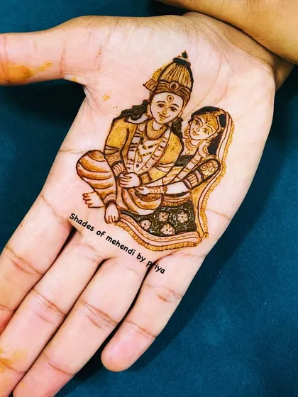 A simple yet beautiful portrait of Radha and Krishna on the palm. Even smaller figures can be filled with detail and emotion.
