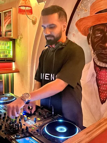 Loving the new week energy. A shot of me at the decks with some cool artwork in the background.