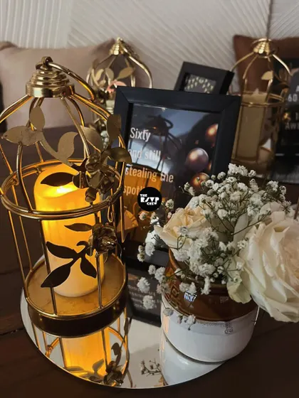 A close-up of the beautiful and classy 60th birthday centerpiece.