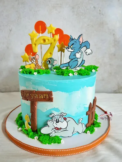 A timeless classic! This Tom and Jerry cake captures the playful chase, with Tom, Jerry, and Spike. The cheese-themed number 7 is a fun touch.