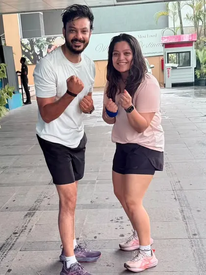 A couple from the tribe, proving that training together strengthens bonds both on and off the road.