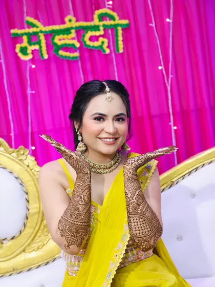 A final, happy shot of the Mehndi bride.