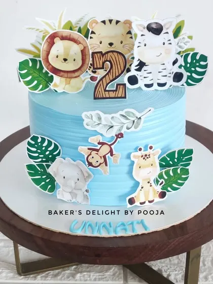 A small cake perfect for an intimate jungle-themed celebration. This design features cute 2D animal toppers and edible leaves, proving that even smaller cakes can have a big impact.