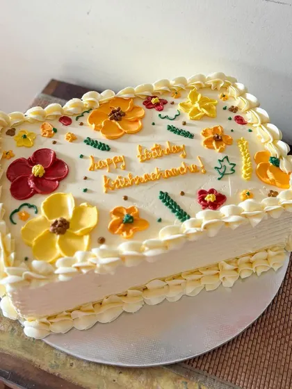 An old-school rectangular sheet cake with vintage-style buttercream flowers. This style is so charming and perfect for a family celebration.