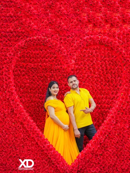 **Hero Item.** A grand, romantic gesture for your maternity shoot. This stunning backdrop of a heart made from red roses creates a powerful and unforgettable image, perfect for celebrating your love story as you await your new arrival.