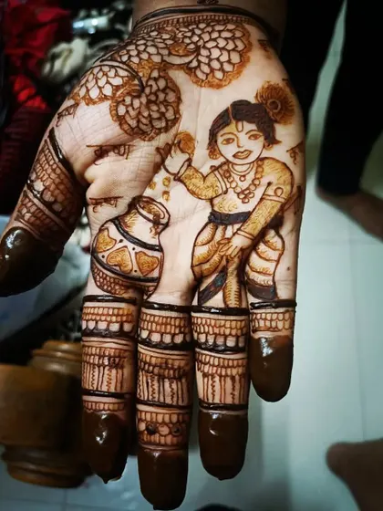 Celebrating Janmashtami with this special design of little Krishna stealing butter. I love creating themed mehendi that brings the spirit of our festivals to life.
