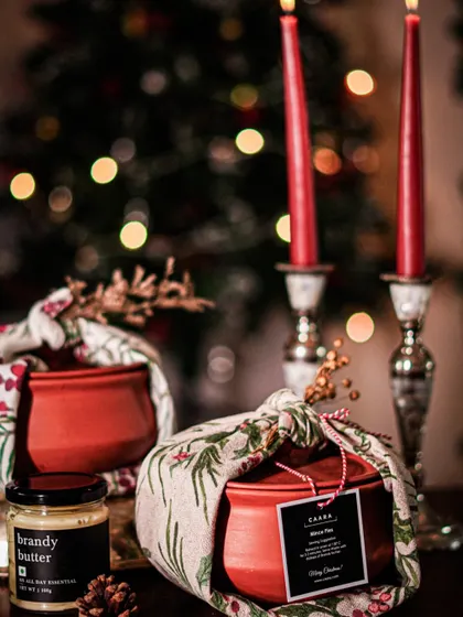 Our charming Christmas potli bags, filled with mince pies, are a traditional and thoughtful gift. Paired with a jar of our homemade brandy butter, they capture the authentic taste of the holidays.