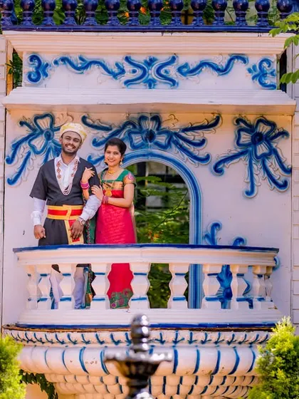 A "Romeo and Juliet" style shot on a colorful balcony. This is a fun and creative way to use the unique architecture of the location.