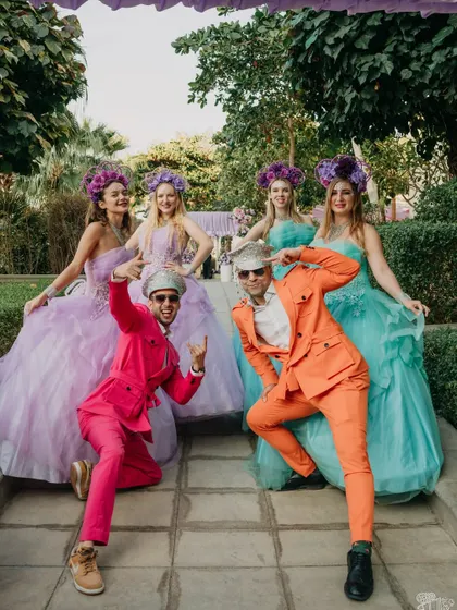 The fun begins when energetic and entertaining artists join the show. These performers in colorful suits and princess gowns added to the magical Bridgerton theme.