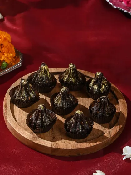For a modern twist on a traditional favourite, I offer these rich chocolate modaks dusted with gold. They are a refined offering worthy of Lord Ganesha’s blessings.
