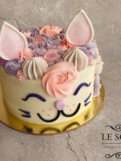 For all the cat lovers out there, this "Catto Love" cake is a purr-fect choice. This 1 kg Chocolate Truffle cake uses extra buttercream to create a fluffy, floral mane for the cute cat face.