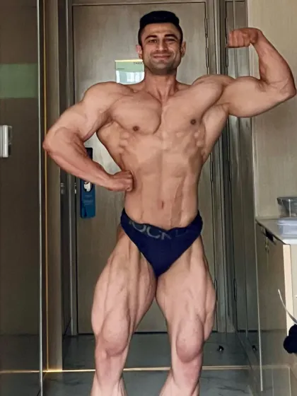 A classic pose showcasing a vacuum and incredible V-taper. Our approach focuses on building a timeless physique with the best possible conditioning.