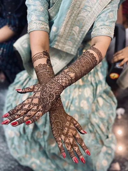 A delicate and airy design with fine jaali work and spaced-out motifs, perfect for a minimalist bride.