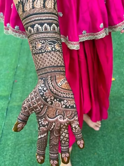 This design for the groom's side features the name 'Utsav' elegantly hidden within the intricate patterns on the palm.
