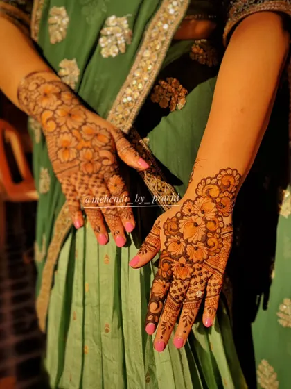 A beautiful floral design glowing in the sunlight. This style is perfect for someone who wants an elegant but not-so-heavy mehndi look for a party or sangeet.