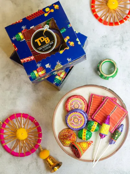 Another look at my bestselling Diwali Patakha Box. It’s filled with a variety of edible crackers, from chocolate rockets and anars to dry fruit laddu sutli bombs.