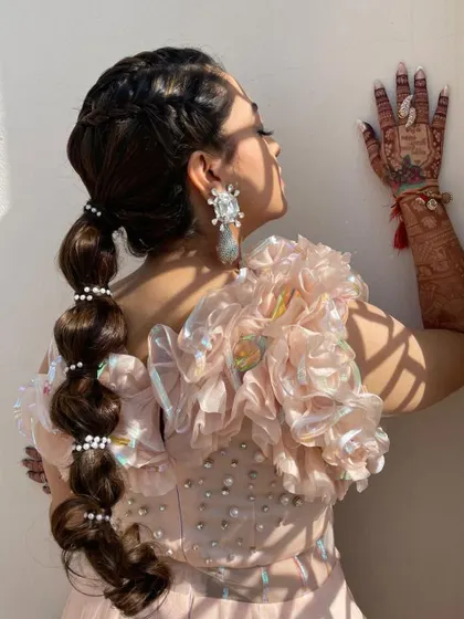 A final look at this creative and beautiful balloon ponytail.