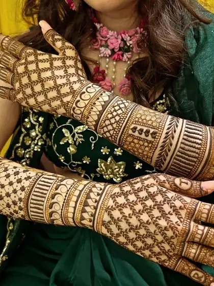 I love playing with different patterns, and the check-work in this design creates a beautiful texture. It’s a popular choice for festive mehendi.
