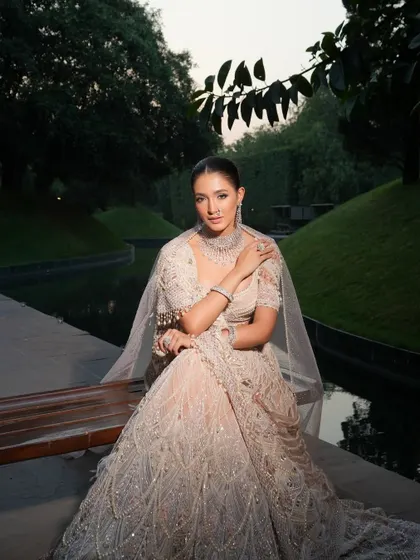 For this classic and fresh look, I chose a stunning monotone Tarun Tahiliani lehenga. The delicate details and ethereal fabric were perfect for an outdoor setting, complemented by exquisite diamond jewellery from Hazoorilal Jewellers for a touch of timeless glamour.