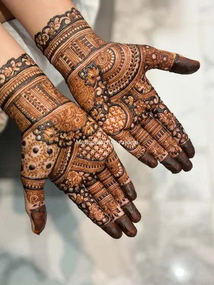 Another angle of a detailed bridal design, showing how the pattern flows from the palm to the wrist. I focus on creating a cohesive look that is beautiful from every viewpoint.
