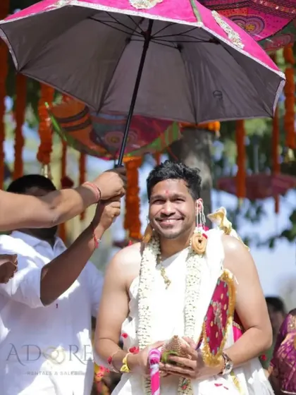 Capturing the fun and significance of the Kashi Yatre ritual. We ensure all the necessary elements, like the decorated umbrella, are ready for the groom as he embarks on this traditional journey.