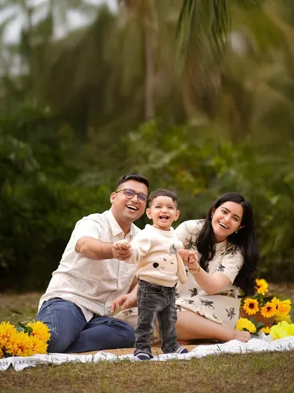 The best moments are often the unscripted ones. This outdoor family picnic session is filled with genuine laughter and playfulness, capturing the true spirit of this family's connection.