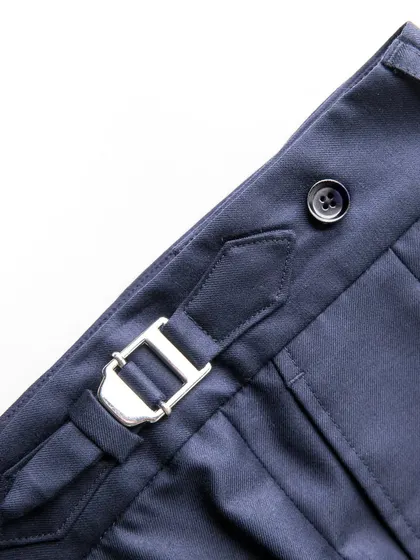 Side adjusters are a clean and elegant alternative to belt loops. We can add them to your trousers, allowing you to comfortably adjust the waistband as needed while maintaining a sharp, streamlined look.