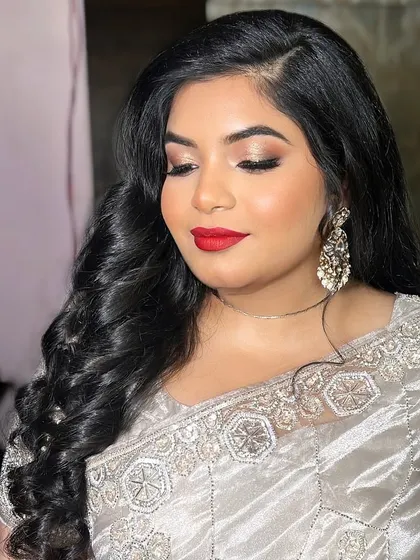 This bride dreamt of classic red lips for her engagement, and we made it happen. Paired with a silver saree and Hollywood waves, this look is pure glamour and sophistication.