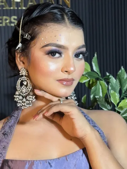 A dreamy party look with purple eyeshadow and scattered crystals on the forehead. Perfect for a sangeet or cocktail night.