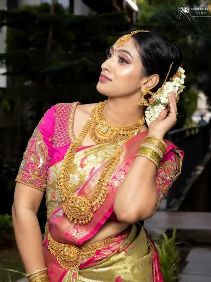 The beauty of a South Indian bride is unmatched. I love creating these looks, complete with traditional temple jewelry and vibrant silks. We cover South Indian bridal makeup in-depth during my 30-day course.