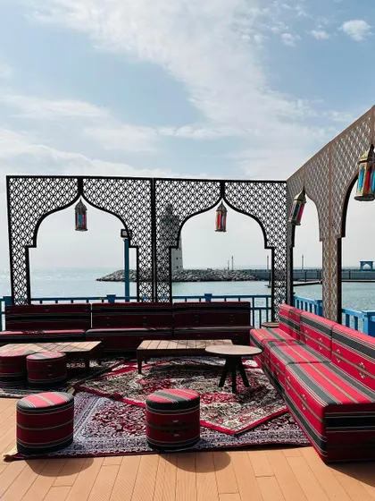 When in the Middle East, we celebrate in true style. This lounge area for a welcome lunch in Doha features traditional seating and decor, all set against a stunning sea view. 🇦🇪