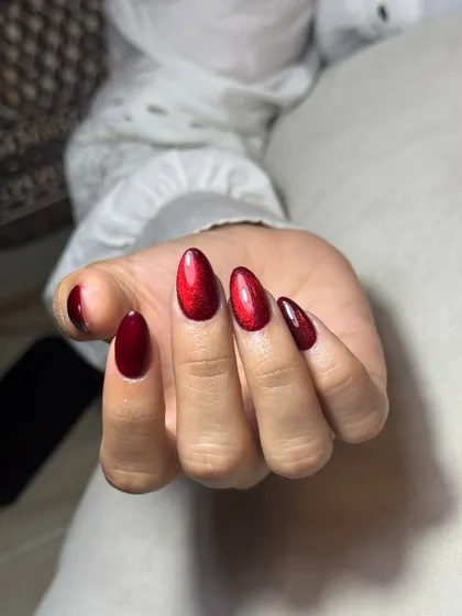 This red cat-eye polish is so sexy it will definitely turn heads. The magnetic effect creates a beautiful, deep shimmer.