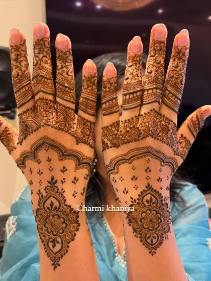 A beautiful and elegant mehendi design. The combination of a delicate wristband and a graceful pattern on the back of the hand creates a very sophisticated look.