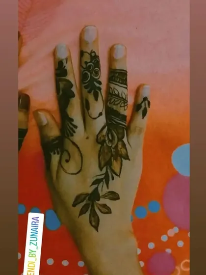 A very minimalist and modern take on floral mehendi. This design uses just a few leaves and floral elements scattered across the fingers for a subtle and chic look.