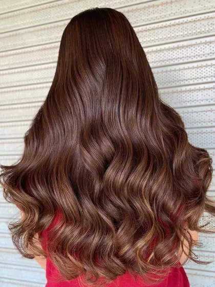 The final result of a no-bleach balayage. This technique is perfect for clients who want a sun-kissed look without using pre-lightener.