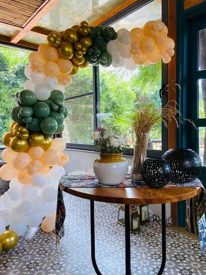 The mix of different balloon sizes gives this arch a modern and organic feel.