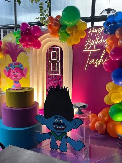 A side view of the Trolls decor, highlighting the colorful balloon garland.