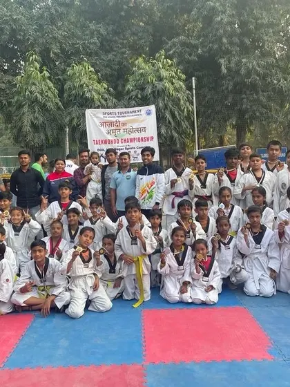 The entire group of participants and winners at the DDA Hari Nagar Sports Complex Taekwondo Championship, celebrating Azadi Ka Amrit Mahotsav.