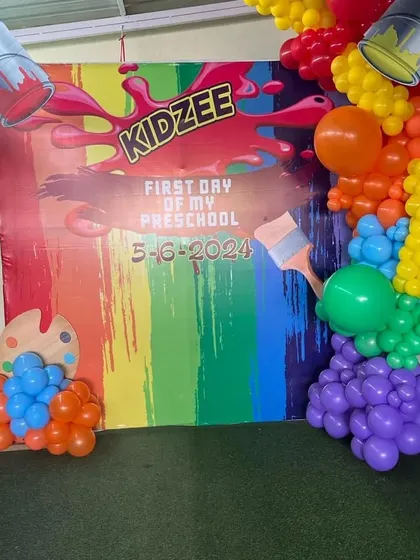 The complete photo corner for the preschool event, including the backdrop, balloon art, and a paint palette prop, creating a fun and interactive spot for kids and parents.