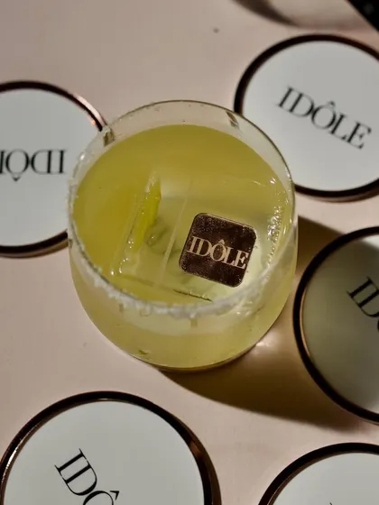 A finished cocktail with a branded ice cube for the Lancôme Idôle launch. These small, personalized details are a great way to reinforce brand identity at an event.
