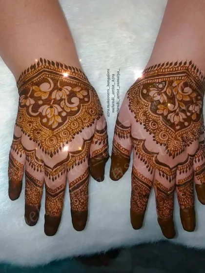 A classic full-palm design perfect for the Karva Chauth festival, featuring traditional Indian motifs.