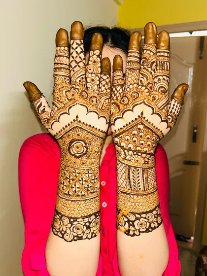 A half-hands non-bridal Indian design, perfect for when you want something detailed but not full-coverage.